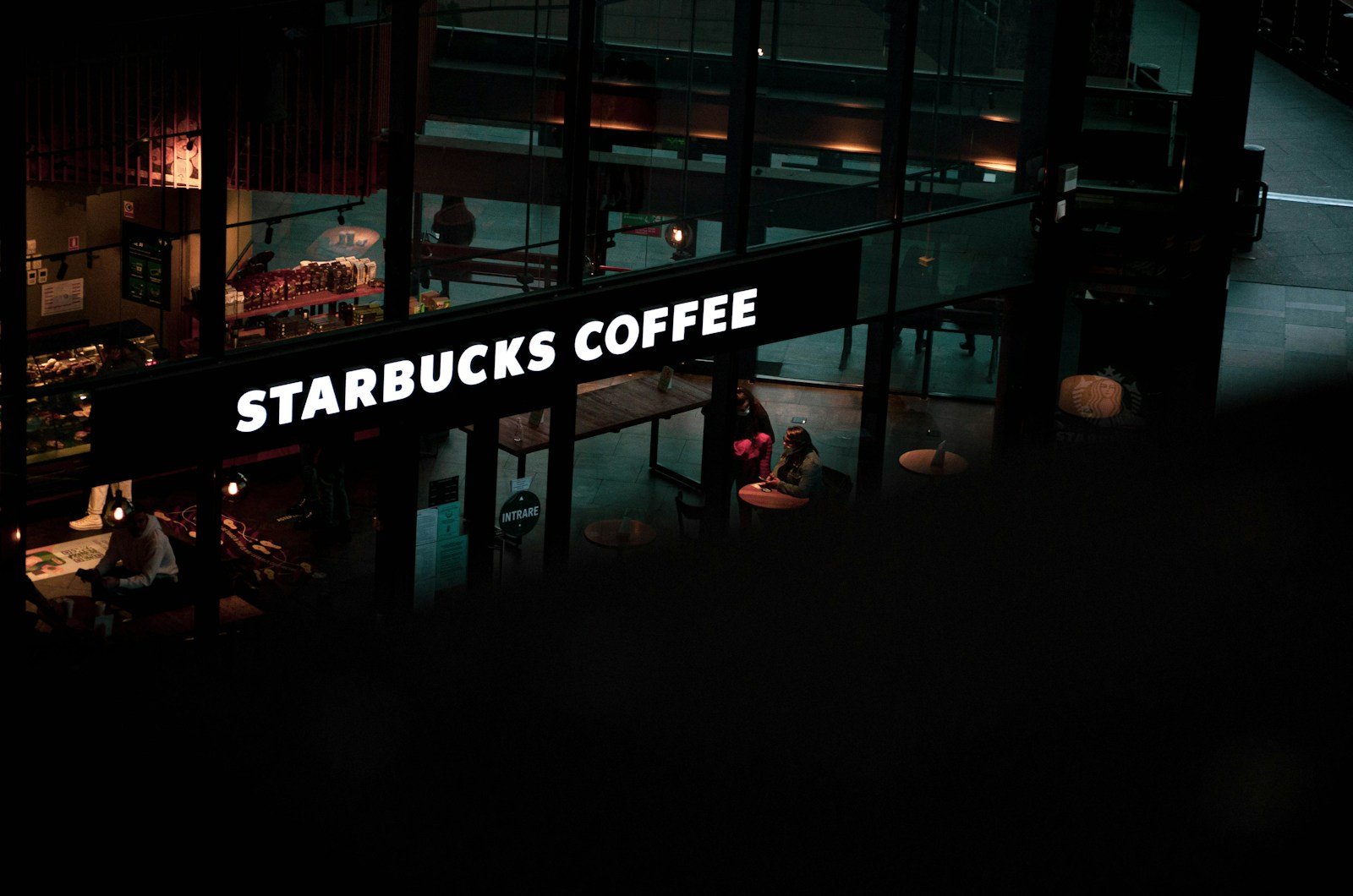 How networking helped Starbucks become the world leader in coffee chain?