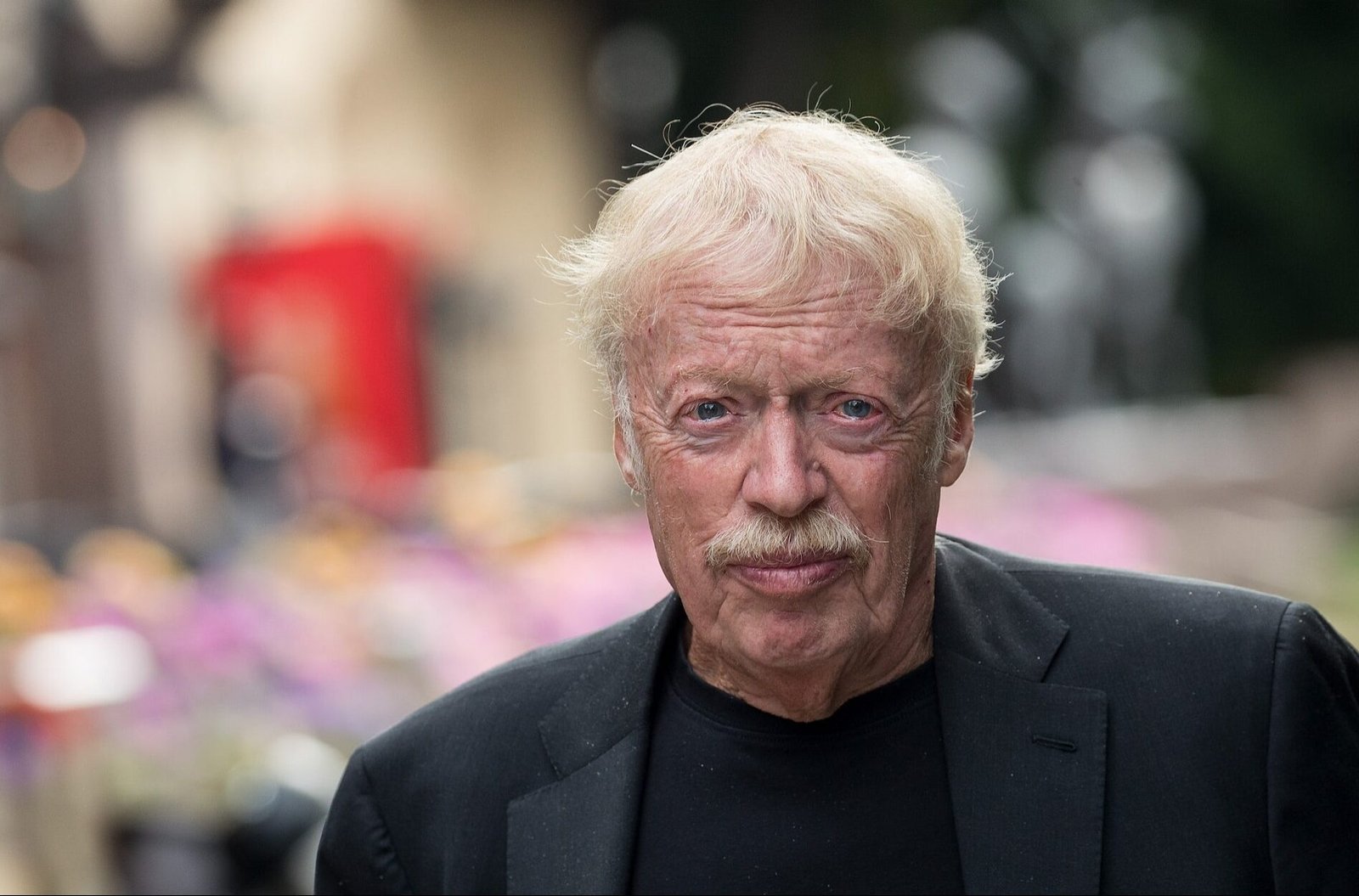 How Phil Knight Turned Nike into a Global Sensation?